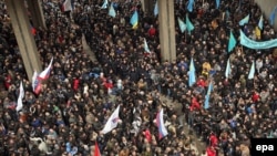 Activiști pro-ruși și tătari din Crimeea stau unii în fața celorlalți în apropierea Parlamentului din Simferopol, Crimea. (26 februarie 2014)