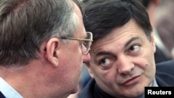 Vojislav Šešelj (levo) i Milovan Bojić na sednici Skupštine Srbije u Beogradu 11. aprila 2000.