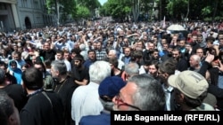 ჰომოფობიის წინააღმდეგ მიმართული აქცია დაგეგმილ ადგილზე, რუსთაველის მოედანზე ჩაიშალა მას შემდეგ, რაც მართლმადიდებელი სასულიერო პირების ორგანიზებით მოწყობილი დემონსტრაციის მონაწილეებმა გაარღვიეს პოლიციის კორდონი და ლგბტ-ს ჯგუფის წარმომადგენლებს ფიზიკურად დაუპირისპირდნენ.