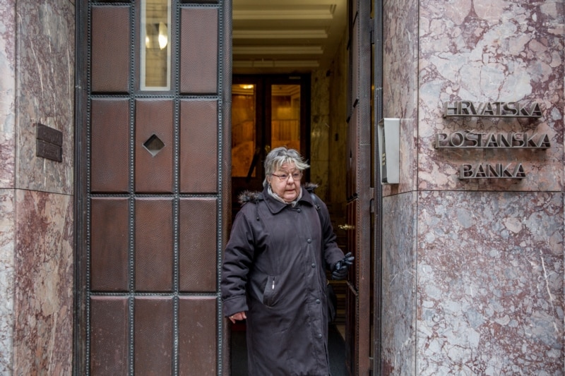 Seka Levak na ulazu bivšeg sjedišta Radio Zagreba u Jurišićevoj