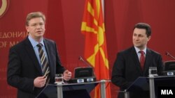 Премиерот Никола Груевски и еврокомесарот за проширување Штефан Филе на прес-конференција во Скопје на 19 февруари 2009 година.