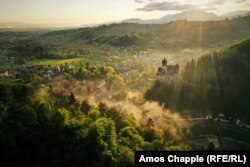 Castelul Bran a fost pe vremuri promovat în mod eronat de regimul comunist ca fiind reședința lui Vlad Țepeș, un voievod român notoriu pentru trasul în țeapă al soldaților turci ca avertisment pentru invadatorii otomani.