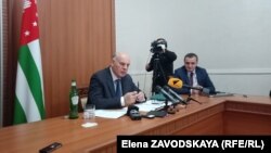 Президент Аслан Бжания и начальник Управления по связям со СМИ администрации президента Алхас Чолокуа