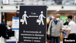 „Păstrați, vă rugăm, distanța de cel puțin un metru unul față de celălalt”, recomandare afișată pe străzile și în zonele aglomerate ale Italiei.