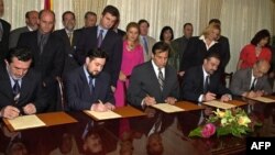 Црвенковски и Георгиевски при потпишувањето на Рамковниот договор во 2001 година.