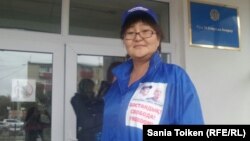 Шаттык Тажкенова перед зданием суда. Атырау, 27 октября 2016 года.