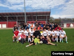 Сборная кыргызов по футболу в Чикаго после матча со сборной кыргызов штата Огайо. Фото предоставлено Замирбеком Нуровым.