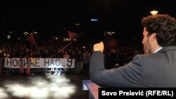 Drigan Abazović, aktuelni tehnički premijer Crne Gore, kao predstavnik koalicije "Ključ", čiji je dio bio i njegov pokret URA, govori mitingu u Podgorici oktobra 2016.