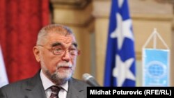 Bilo bi najbolje prolongirati nagradu: Stjepan Mesić