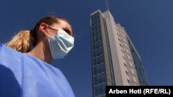 Një infermiere duke protestuar para Qeverisë së Kosovës. Fotografi nga arkivi.