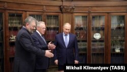 Владимир Путин и ученые. Президенту представляют издание Большой российской энциклопедии.