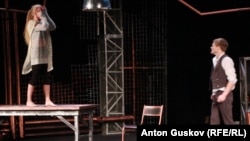 Сцена из спектакля "С широко закрытыми глазами"