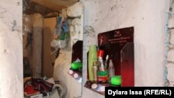 Зеркало, рядом ванные принадлежности в доме Жанботы Боранбаевой.