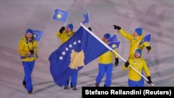 Kore e Jugut: Albin Tahiri parakalon me flamurin shtetëror të Kosovës, në ceremoninë hapëse të Lojërave Olimpike Dimërore. 9 shkurt, 2018