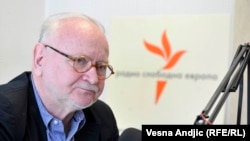 Korać: Političari cinično koriste crkvu