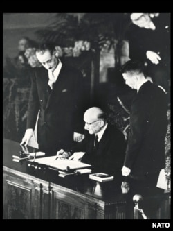 Robert Schuman semnând Tratatul Nord-Atlantic din partea Franței, 4 aprilie 1949.