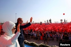 Президент Турции Реджеп Эрдоган машет участникам проправительственной демонстрации. 7 августа 2016 года.