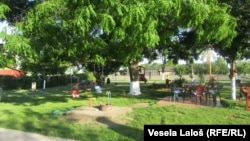 Blaško, Marica i njihove dve devojčice Petra i Tereza žive na starom salašu