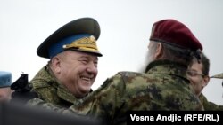 Vladimir Šamanov general ruske vojske i Jovan Ćulibrk iz 63. padobranske brigade iz Niša, na poligonu Nikinci 2014. godine