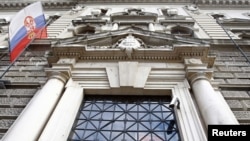 Državna zastava Srbije na zgradi sedišta Narodne banke Srbije u Beogradu, 8. decembra 2011.