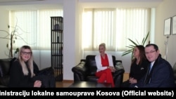 Prvi dan na poslu: Mirjana Jevtić (u sredini) sa članovima Ministarstva i predstavnikom Vlade Kosova