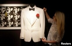 Costumul de seară al lui James Bond, purtat de Daniel Craig, vândut la licitație la Londra, decembrie 2017