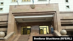 Сания Зверева проводит акцию протеста у Дома министерств. Астана, 28 августа 2014 года.