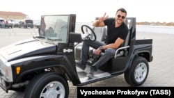 Эмин Агаларов на открытии музыкального фестиваля «Жара» в отеле Sea Breeze Resort в Баку, 26 июля 2018 года