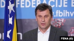 Fadil Novalić (na fotografiji) pozvao je poslanike da mu 'predlože kako da nabavi vakcine'