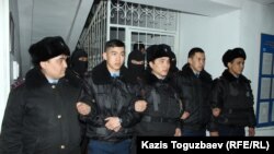 Полицейские и бойцы специального отряда полиции не пропускают наблюдателей и журналистов в зал судебного заседания, где ожидается оглашение приговора в отношении фигурантов дела «джихадистов». Алматы, 21 декабря 2018 года.