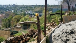 Куча строительного песка – это еще и место игр местной ребятни