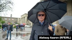 Один из друзей Булата Сыздыкова — музыкант Мурат Кусаинов (группа «Дос-Мукасан»). Алматы, 10 мая 2016 года.