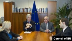 Edita Tahiri, Borislav Stefanović i Robert Kuper na pregovorima, novembar 2011.