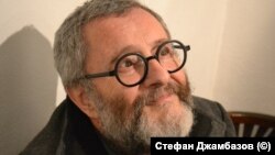 Художникът Андрей Даниел, заснет от Стефан Джамбазов по време на изложба в София в края на 2019 г.