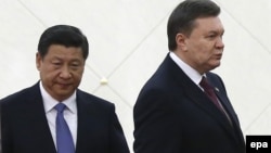 Президент Китая Си Цзиньпин (слева) и президент Украины Виктор Янукович. Пекин, 5 декабря 2013 года.
