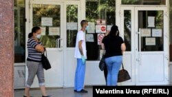 Coadă la intrarea în spital