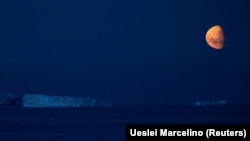 Esteledik a Fournier-öbölben 2020. február 3-án.