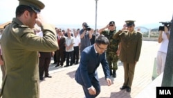 Министерот за одбрана Фатмир Бесими и делегација од АРМ положија цвеќе на споменикот на припадниците на ОНА во Слупчане.