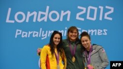 მარჯვნივ: ელიზაბეთ სტოუნი