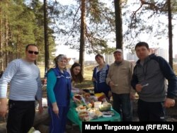 Антон Косяков (слева в тельняшке) с семьей