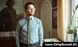 Viktor Ćobotaru: "Čuo sam (službenika u pošti) kako kaže ‘onaj homoseksualac traži poštu svog partnera’. To je bilo ponižavajuće pred svim onim ljudima tamo"