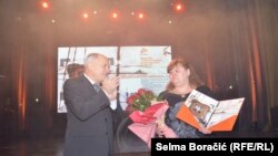 Žena Milana Levara, Vesna, na dodjeli nagrade