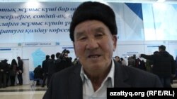 Житель Шымкента Рустем Момынов на межрегиональной ярмарке вакансий. Шымкент, 5 апреля 2017 года.