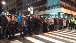 Učesnici protesta "1 od 5 miliona" ispred zgrade Ministarstva finansija, na čijem je čelu Siniša Mali