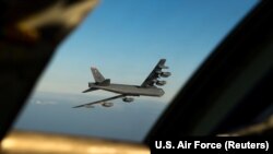 Американски бомбардер со долг дострел Б-52 Стратофортрес над Норвешка во март 2019 година.