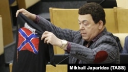 Иосиф Кобзон держит футболку с флагом так называемой «Новороссии»