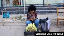 O vânzătoare ambulantă în Cimișlia