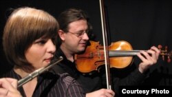 Членовите на „Дуо Скупи“, флејтистката Јета Старова Мехмети и виолинистот и аранжер Ермал Мехмети.