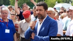 Александр Ющенко (в центре)