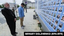 Paul Richard Gallaghe vatikáni külügyminiszter Dmitry Kuleba ukrán külügyminiszterrel Kijevben 2022 május 20-án az elesett katonák emlékfalánál